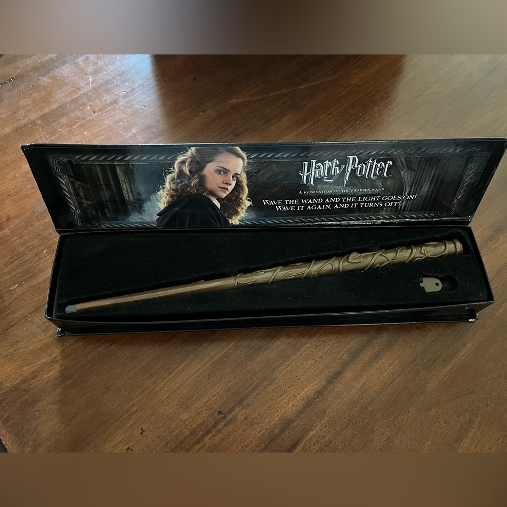 Harry Potter - Hermione’s magic light up wand!